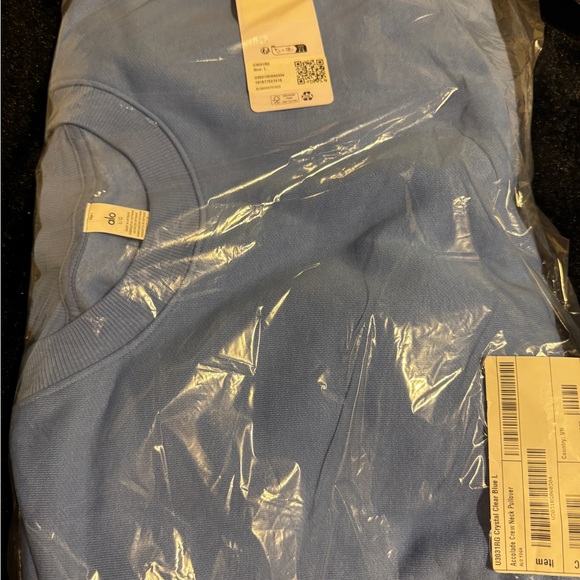 NWT Alo Crystal Clear Blue Accolade Crew Neck - Picture 2 of 3